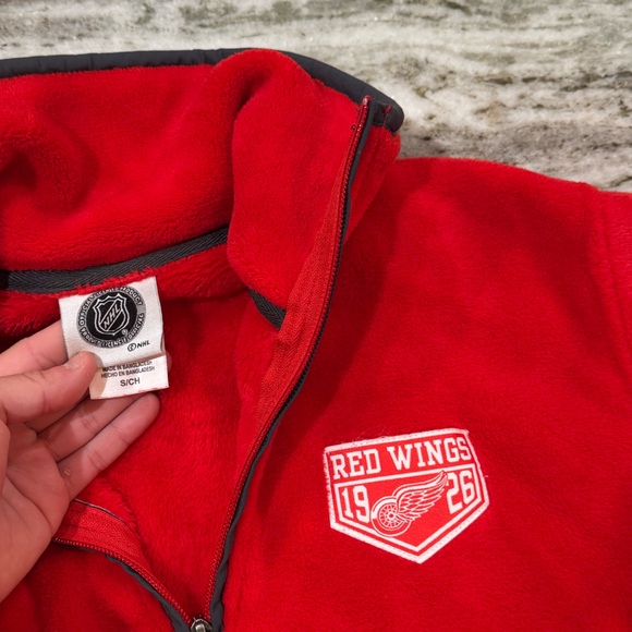 Detroit Red Wings NHL Red Fuzzy Quarter-Zip Sweatshirt Women’s Small - Picture 4 of 4